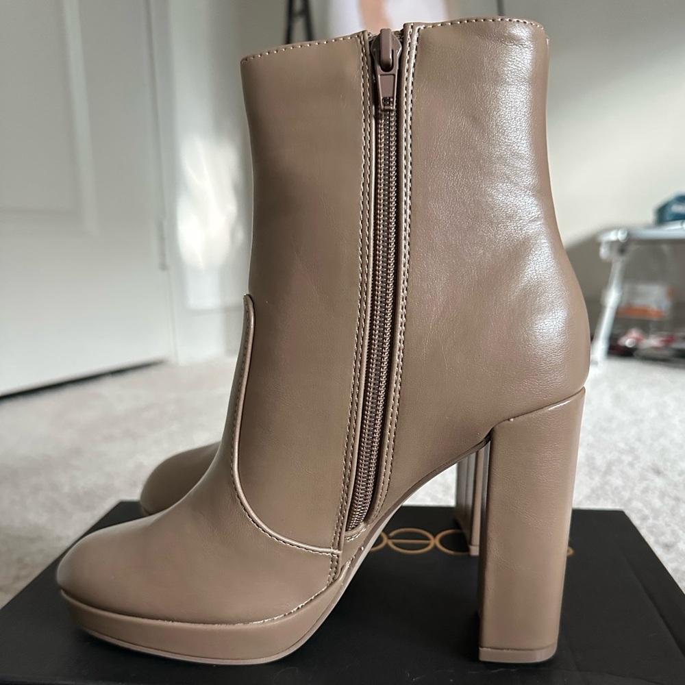 Elegant Tan Leather Ankle Boots